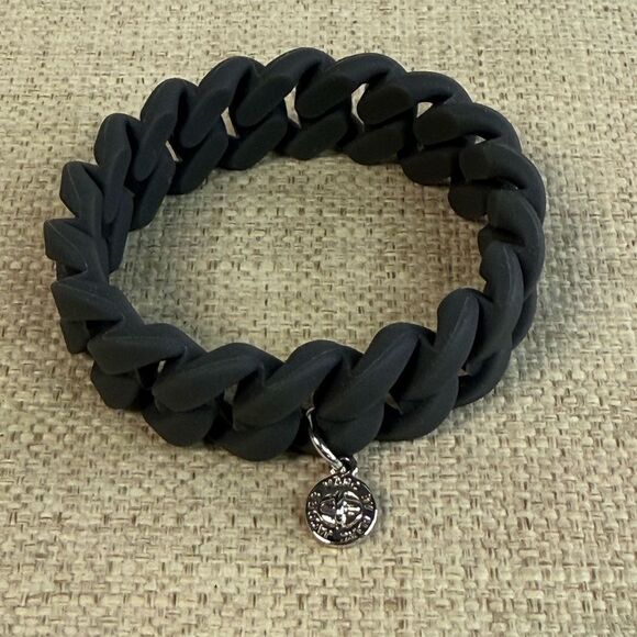 Marc Jacobs Gray & Silver Silicone Link Bracelet Turnlock Charm - Picture 3 of 3